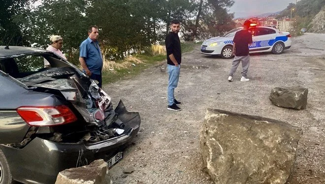 Sinop’ta Yamaçtan Kopan Kaya Otomobile Düştü: Şans Eseri Can Kaybı Yok